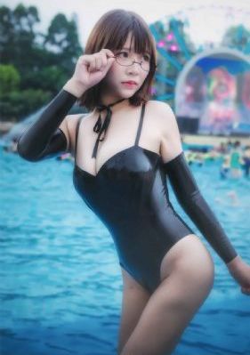 兄妹看电视时当着父母